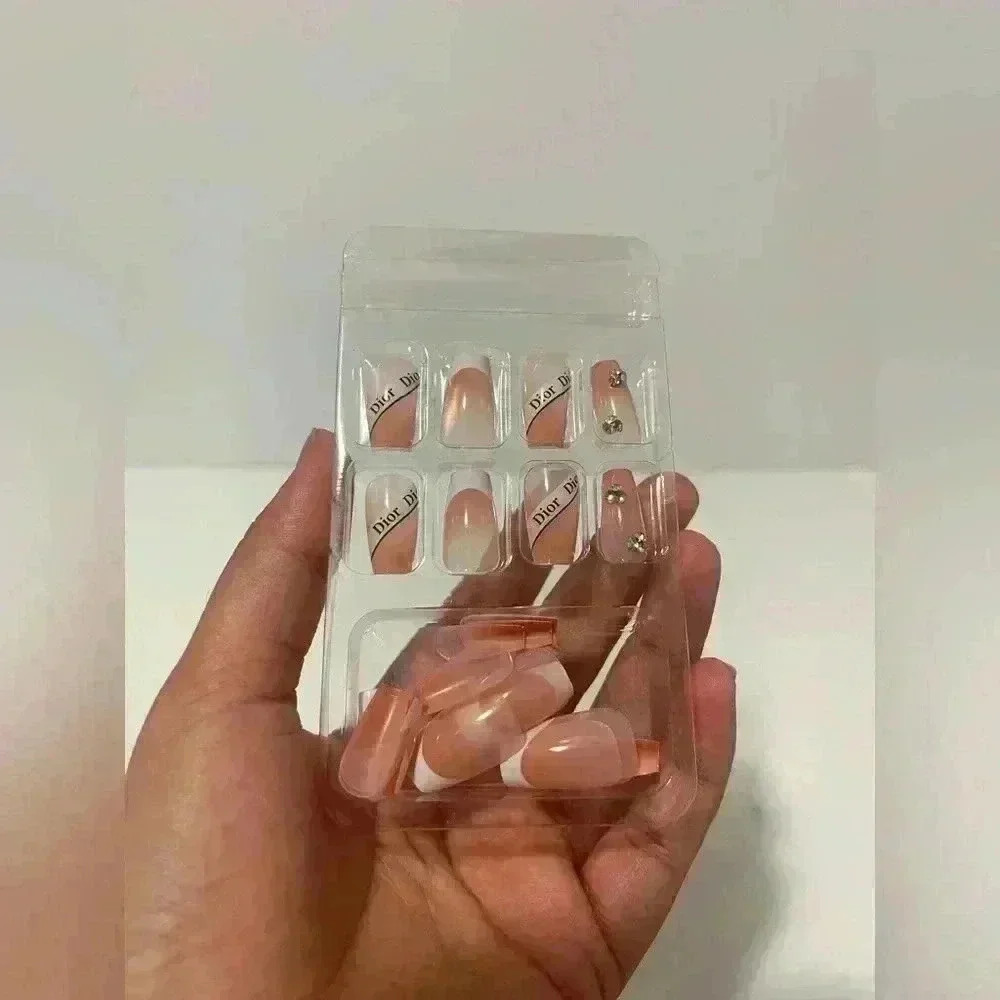 Designer press on nails - Picture 2 of 4